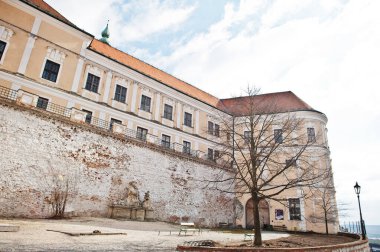 Tarihi Mikulov kalesinin manzarası. Moravya, Çek Cumhuriyeti 'nin Güney Moravya Bölgesi.