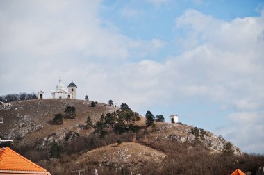 Kutsal Tepe veya Svaty Kopecek Aziz Sebastian Kilisesi, Çek Cumhuriyeti Mikulov kasabası.