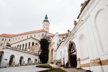 Tarihi Mikulov kalesinin manzarası. Moravya, Çek Cumhuriyeti 'nin Güney Moravya Bölgesi.