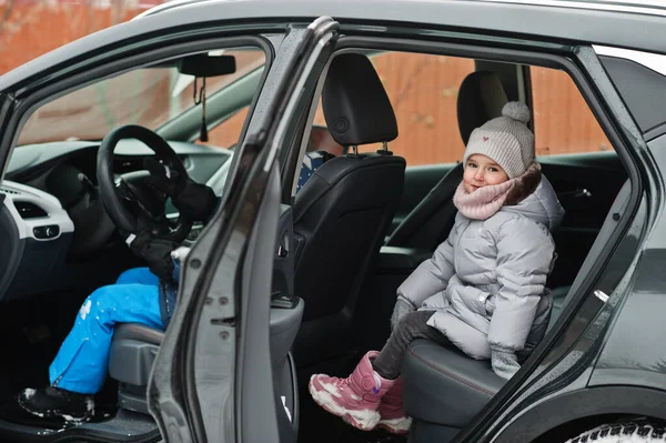 Gyerekek Ülnek Autóban Ház Udvarán Télen — Stock Fotó