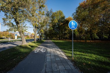 Sonbahar parkında bisiklet yolunun sembolü. 