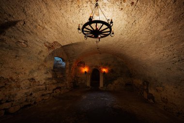 Ukrayna 'nın Lviv bölgesindeki Pidhirtsi Kalesi' ndeki karanlık tünel.. 