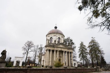 18. yüzyılın ortalarında St. Joseph 'teki Barok Katolik Kilisesi. Ana cephede Latince - Tanrı, Pidhirtsi, Lviv Oblastı, Ukrayna.