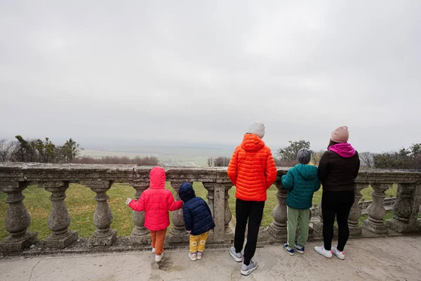 Arrière Mère Avec Quatre Enfants Visitent Balcon Château Pidhirtsi Région — Photo