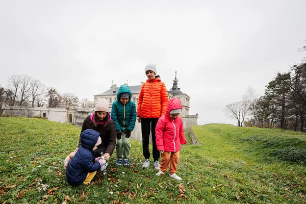 Μητέρα Τέσσερα Παιδιά Επισκέπτονται Pidhirtsi Κάστρο Lviv Περιοχή Ουκρανία Οικογενειακός — Φωτογραφία Αρχείου