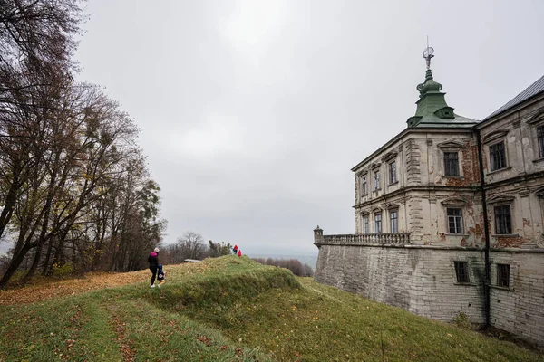 Mutter Mit Vier Kindern Besucht Die Burg Pidhirtsi Gebiet Lviv — Stockfoto