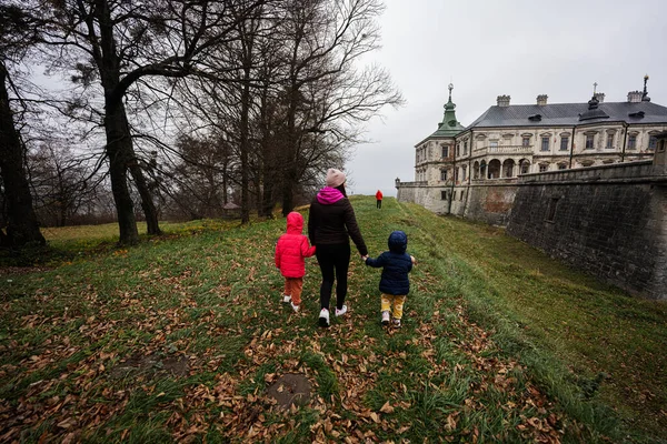 Mãe Com Três Crianças Visitar Castelo Pidhirtsi Região Lviv Ucrânia — Fotografia de Stock