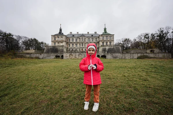 Menina Casaco Visitar Castelo Pidhirtsi Região Lviv Ucrânia — Fotografia de Stock