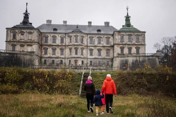 Mutter Mit Drei Kindern Besucht Die Burg Pidhirtsi Gebiet Lviv — Stockfoto