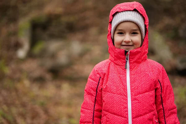 秋天森林里穿着粉色帽衫的女婴的画像 — 图库照片