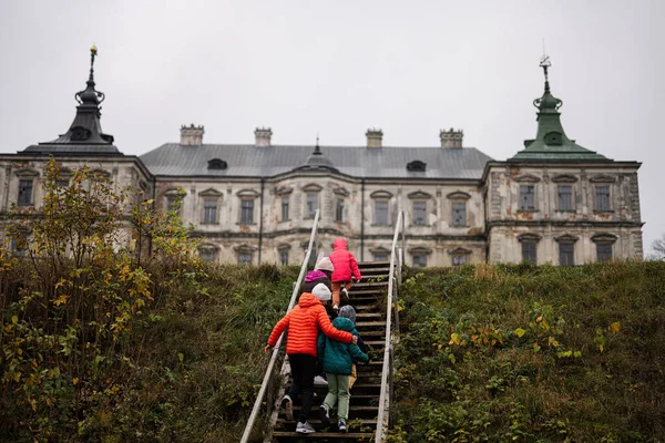 Zurück Von Mutter Mit Vier Kindern Besuchen Pidhirtsi Burg Gebiet — Stockfoto