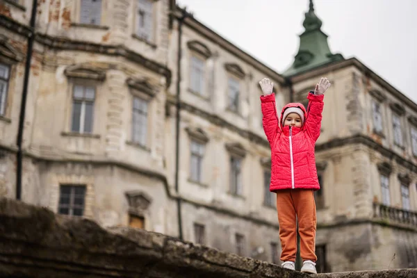 Pembe başlıklı kızın portresi Pidhirtsi Kalesi, Lviv Bölgesi, Ukrayna 'ya karşı. 