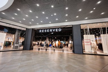 Lviv, Ukrayna - 09 Ekim 2022: Alışveriş merkezi galerisinde rezerve edilmiş mağaza.