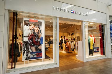 Lviv, Ukrayna - 09 Ekim 2022: Tommy Hilfiger Alışveriş Merkezi Galerisi.