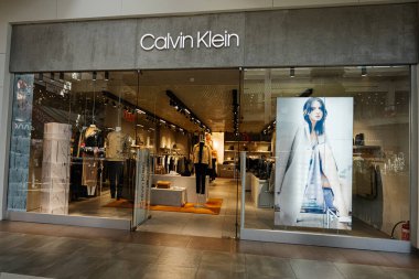 Lviv, Ukrayna - 09 Ekim 2022: Calvin Klein mağazası alışveriş merkezi galerisinde.