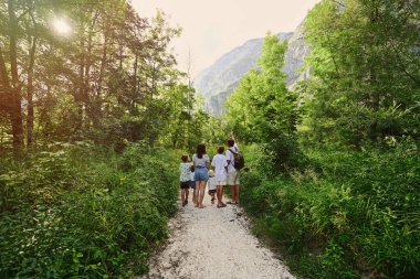Slovenya 'daki Triglav Ulusal Parkı' nda dört çocuklu ailenin arkası..