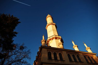 Güney Moravya, Çek Cumhuriyeti ve Avrupa 'da güneşli bir sonbahar gününde Lednice' de minare.