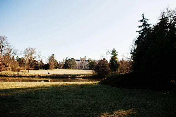 Zamek Lednicach Zamek Pięknymi Ogrodami Parkami Słoneczny Jesienny Dzień Morawach — Zdjęcie stockowe