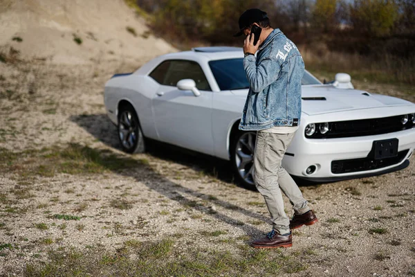 Bonito Homem Jeans Jaqueta Boné Chamando Pelo Telefone Enquanto Estava — Fotografia de Stock