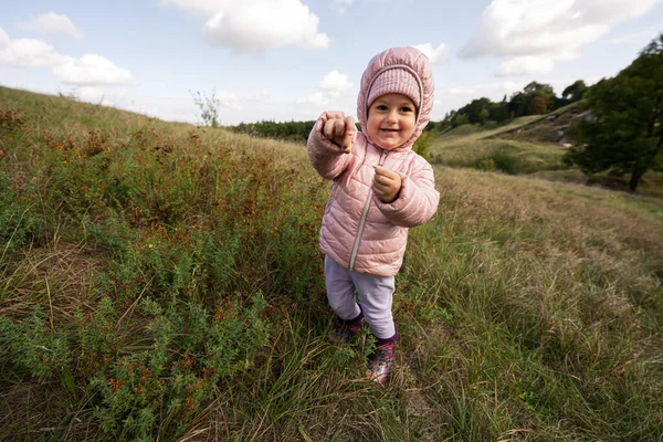 穿着粉色外套 头戴橡胶靴 在秋天的山上散步的可爱的小女孩 — 图库照片