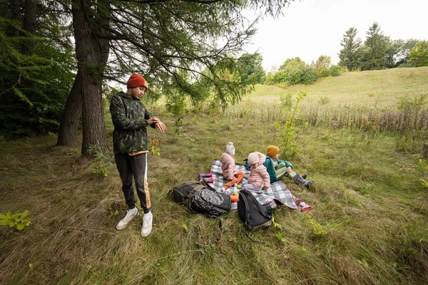 Picnic Parque Otoño Cuatro Niños Comen Bosque Mientras Están Sentados — Foto de Stock