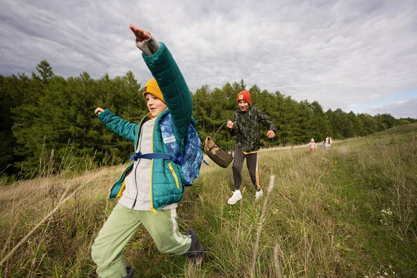 Hermanos Divirtiéndose Corriendo Aire Libre Cerca Del Bosque — Foto de Stock