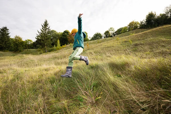 Chico Divertirse Correr Saltar Aire Libre Cerca Bosque — Foto de Stock