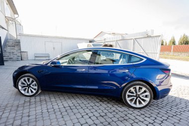 Lviv, Ukrayna - 09 Ekim 2022: Mavi Tesla Model 3 Uzun Menzilli Çift Motorlu Tüm Tekerlekli Araç.