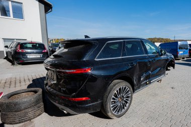 Lviv, Ukrayna - 09 Ekim 2022: Kazadan sonra Lincoln Havacılık Aracı hasar gördü.