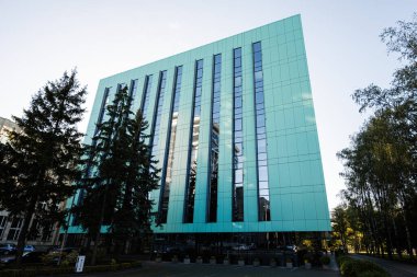 Lviv, Ukrayna - 09 Ekim 2022: Modern turkuaz bina, ofis merkezi. 