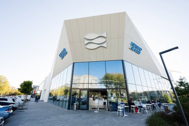 Lviv, Ukrayna - 09 Ekim 2022: Egersund Deniz Ürünleri süpermarket Norveç zinciri, balık ve deniz ürünleri marketi. 