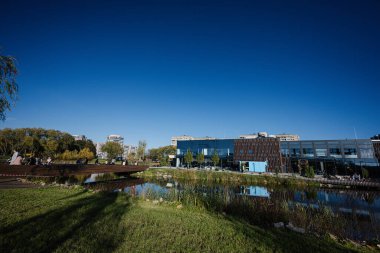 Lviv, Ukrayna - 09 Ekim 2022: Şehir dışındaki ticaret merkezi ve ahşap köprü.