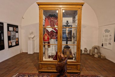 Rajhrad, Çek Cumhuriyeti - 22 Mayıs 2022: Rajhrad, Çek Cumhuriyeti 'ndeki Manastır Müzesi' nde rahip kıyafetleri ve haç.