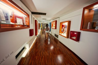 Rajhrad, Çek Cumhuriyeti - 22 Mayıs 2022: Rajhra 'daki Benedictine manastırındaki sergi sanat galerisinde aile yürüyüşü