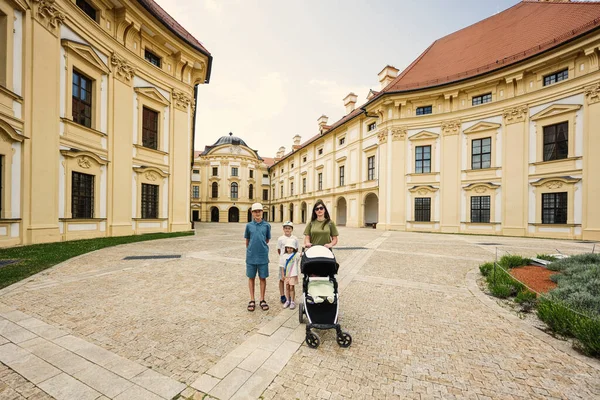 Mutter Mit Kindern Auf Der Burg Slavkov Auch Als Austerlitz — Stockfoto