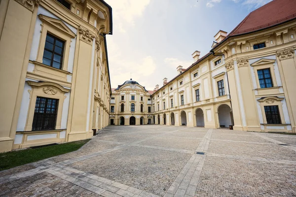 スラフコフ城 Slavkov Castle チェコ共和国ブラナのスラフコフにあるバロック様式の宮殿 — ストック写真