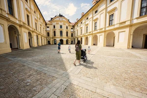 슬라브 자녀가 어머니 아우스터리츠 공화국슬 르나에 바로크 궁전이다 — 스톡 사진