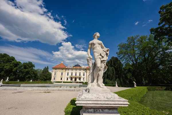 Monumentos Pedra Castelo Slavkov Também Conhecido Como Castelo Austerlitz Palácio — Fotografia de Stock
