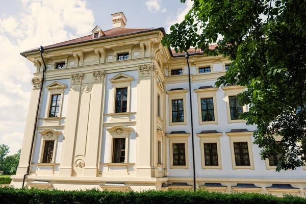 スラフコフ城 Slavkov Castle チェコ共和国ブラナのスラフコフにあるバロック様式の宮殿 — ストック写真