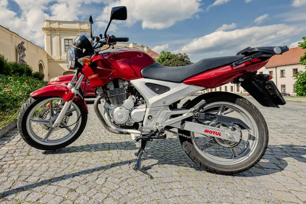 斯拉夫科夫 布尔纳 捷克共和国 2022年5月23日 红色本田Cbf 250摩托车 — 图库照片