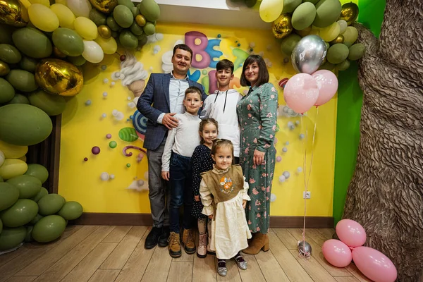 Família Com Quatro Filhos Festa Aniversário Infantil — Fotografia de Stock