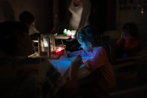 Tiempo Que Pasan Juntos Las Familias Durante Una Crisis Energética —  Fotos de Stock