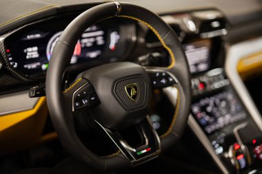 Ternopil, Ukrayna... 11 Kasım 2022 Sarı Lamborghini Urus 'un direksiyonu.