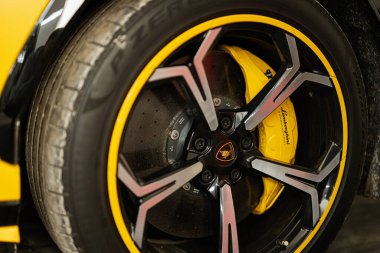 Ternopil, Ukrayna... 11 Kasım 2022 Sarı Lamborghini Urus 'un araba tekerleği.