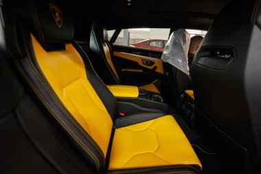 Ternopil, Ukrayna... 11 Kasım 2022: sarı Lamborghini Urus 'un araba koltuğu.