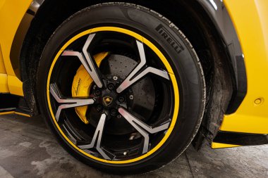 Ternopil, Ukrayna... 11 Kasım 2022 Sarı Lamborghini Urus 'un araba tekerleği.