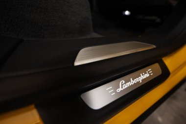 Ternopil, Ukrayna 11 Kasım 2022 Lamborghini Urus 'un kapısında logo.