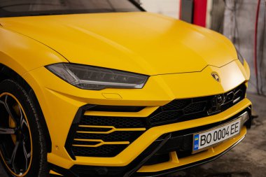 Ternopil, Ukrayna... 11 Kasım 2022: Sarı Lamborghini Urus otomobil servis istasyonunda.