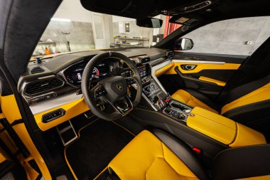 Ternopil, Ukrayna... 11 Kasım 2022: Sarı Lamborghini Urus 'un içi.