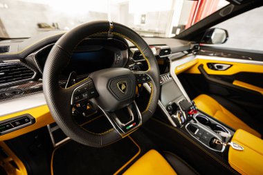 Ternopil, Ukrayna... 11 Kasım 2022 Sarı Lamborghini Urus 'un direksiyonu.